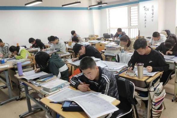 網(wǎng)傳“中考禁止復(fù)讀，落榜生只能念技校”是謠言，官方辟謠并提醒關(guān)注自費(fèi)留學(xué)中介服務(wù)